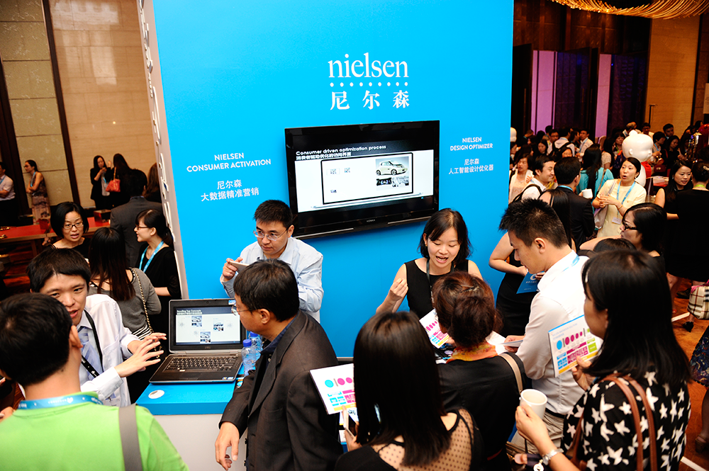 Para peserta menjelajahi penawaran terbaru dari Nielsen China di Consumer 360.