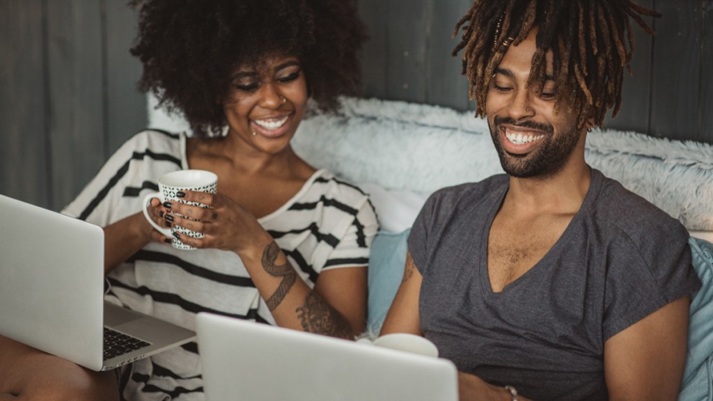 Una pareja negra transmite contenidos