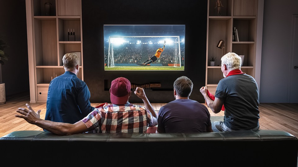 Liga Mistrzów: Jak umowy dotyczące praw medialnych kształtują globalny krajobraz piłki nożnej