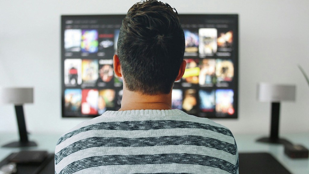 Dystrybucja treści telewizyjnych ewoluuje, a widzowie czerpią z tego korzyści