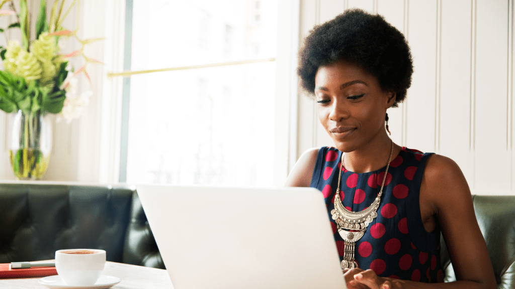 Marketer on her laptop discovering person-level granularity data with Nielsen's tv audience measurement solution.